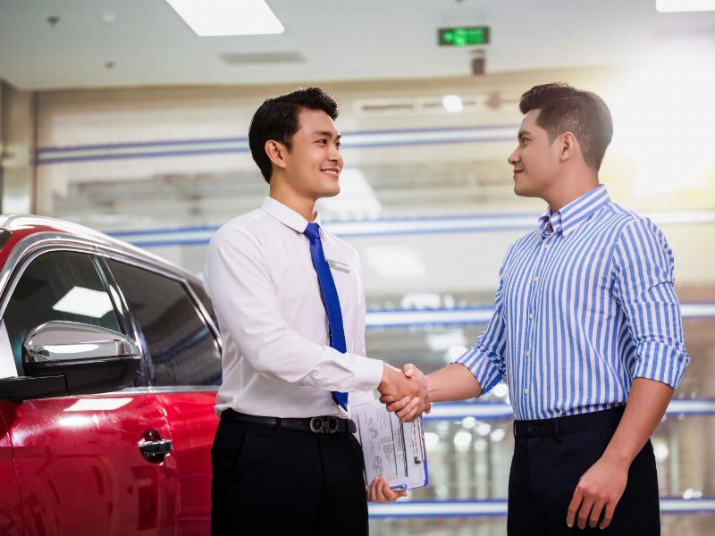 Nhân viên tận tâm tư vấn khách hàng về dịch vụ và sản phẩm xe tải, tạo dựng niềm tin